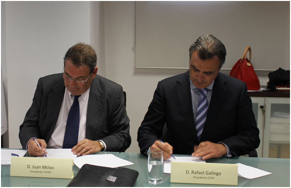 Juan Molas, presidente de la Confederaci&oacute;n Espa&ntilde;ola de Hoteles y Alojamientos Tur&iacute;sticos (CEHAT) y Rafael Gallego Nadal, presidente de la Confederaci&oacute;n Espa&ntilde;ola de Agencias de Viajes (CEAV), en la firma del acto de constituci&oacute;n del Cl&uacute;ster