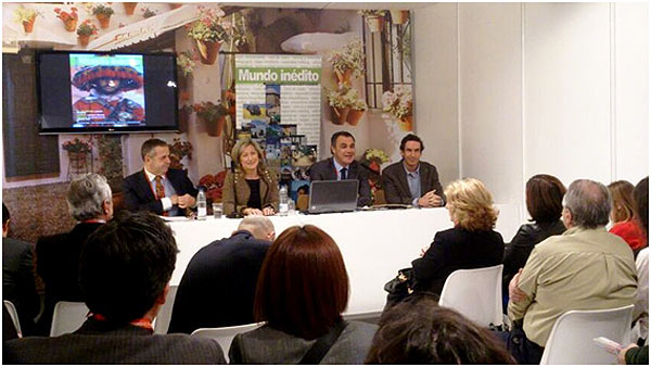 De izq. a dcha:  Salvador  Fuentes, Vicepresidente de la diputaci&oacute;n de C&oacute;rdoba, Cristina Bou, directora de la revista Mundo In&eacute;dito y directora de UCAVE, Rafael Gallego Nadal, presidente de la Confederaci&oacute;n Espa&ntilde;ola de  Agencias de Viajes (CEAV) y Rafael Serra, presidente de UCAVE