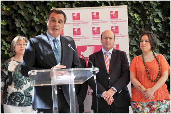 Rafael Gallego Nadal, Presidente de CEAV, durante la rueda de prensa, junto con M&ordf; De los Santos C&oacute;rdoba, Delegada de Fomento, Vivienda y Turismo de la Junta de Andaluc&iacute;a en C&oacute;rdoba, Rafael Navas Ferrer, Primer Teniente de Alcalde delegado de Empleo, Turismo y Agricultura del Ayuntamiento de C&oacute;rdoba y Roc&iacute;o Soriano, Diputada Provincial de Turismo de C&oacute;rdoba