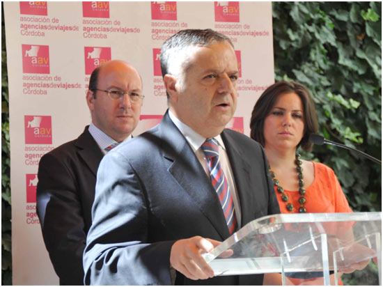 Salvador Fuentes Lopera,  Vice-Presidente de Econom&iacute;a y Hacienda de la Diputaci&oacute;n de C&oacute;rdoba, durante la rueda de prensa, junto con Rafael Navas Ferrer, Primer Teniente de Alcalde delegado de Empleo, Turismo y Agricultura del Ayuntamiento de C&oacute;rdoba y Roc&iacute;o Soriano, Diputada Provincial de Turismo de C&oacute;rdoba