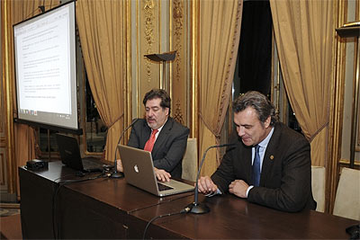 &Oacute;scar Montes, director de Foro Atl&aacute;ntico, y Rafael Gallego, presidente de CEAVYT, en la presentaci&oacute;n Francisco Becerra