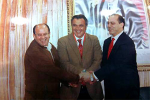 De izquierda a derecha:  Hassan Ben Hamda, Presidente de la Asociaci&oacute;n Chefchaouen del Desarrollo Tur&iacute;stico; Rafael Gallego Nadal, Presidente de la CEAV; y Mohamed Sefiani, Alcalde de la Comuna Urbana de Chefchaouen