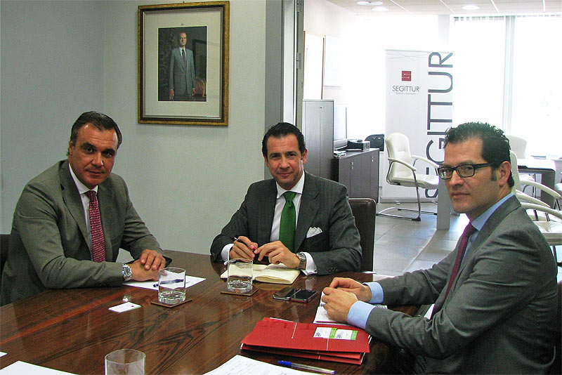 Rafael Gallego, Presidente de la Confederaci&oacute;n Espa&ntilde;ola de Agencias de Viajes (CEAV), en la reuni&oacute;n con Antonio L&oacute;pez de &Aacute;vila, Presidente de la Sociedad Estatal para la Gesti&oacute;n de la Innovaci&oacute;n y las Tecnolog&iacute;as Tur&iacute;sticas (SEGITTUR) y Juan Manuel Pen&iacute;n, Director de Relaciones Institucionales de la Sociedad Estatal para la Gesti&oacute;n de la Innovaci&oacute;n y las Tecnolog&iacute;as Tur&iacute;sticas (SEGITTUR)