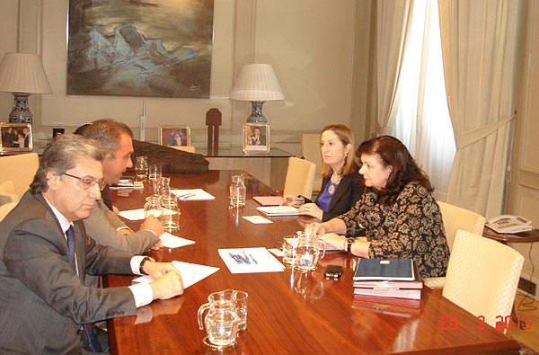 Sr. Rafael Gallego, Presidente de CEAV; Sr. Mart&iacute;n Sarrate, Vicepresidente  econ&oacute;mico financiero de CEAV; Sra. Ana Mar&iacute;a Pastor, Ministra de Fomento y la Sra. Carmen  Librero, Secretaria General de Transportes