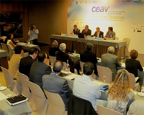 Imagen (De izq. a drch.): Francisco Agudo, director general de Turismo del Gobierno de Cantabria, Rafael Gallego, presidente de CEAV, Eduardo Arasti, consejero de Innovaci&oacute;n, Industria, Turismo y Comercio, y Eduardo Garcia, presidente de la AAVOT y secretario general de CEAV